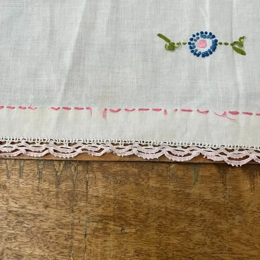Vtg Hand-Embroidered Linen Kitchen Cloth 36 x 38 in Floral Appliques Lace Trim